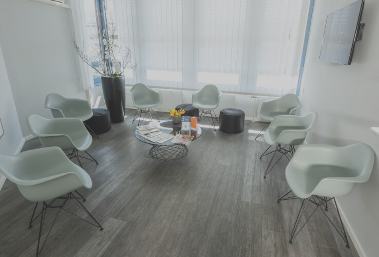 Warteraum in der orthopädischen Praxis Freiburg