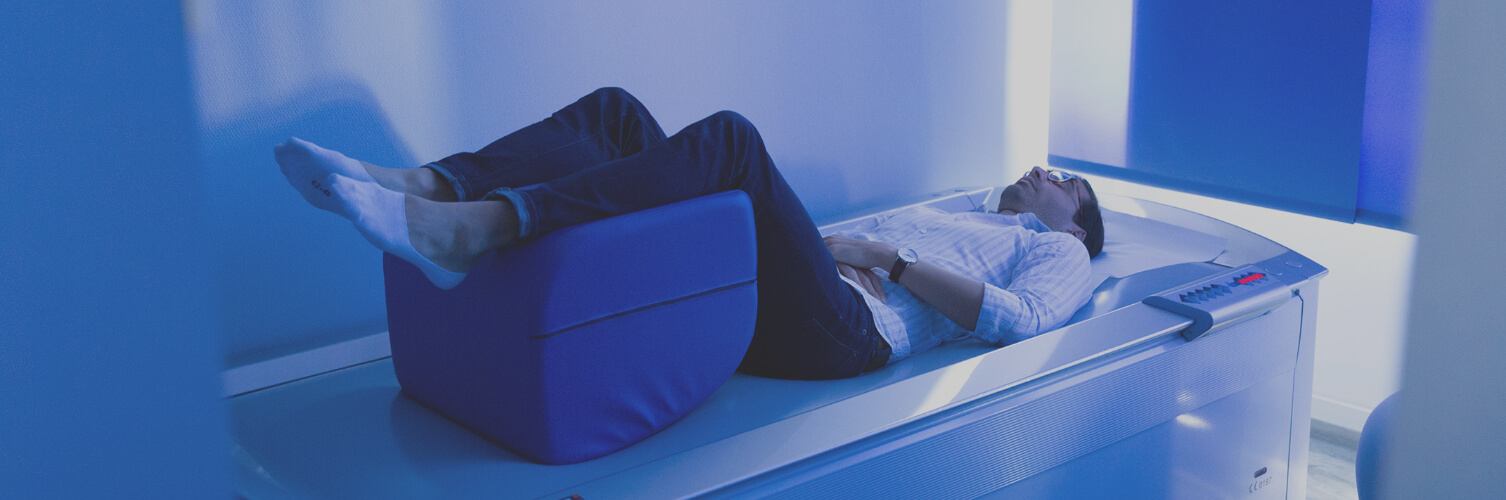 Mann auf Liege bei orthopädischer Behandlung in Freiburg